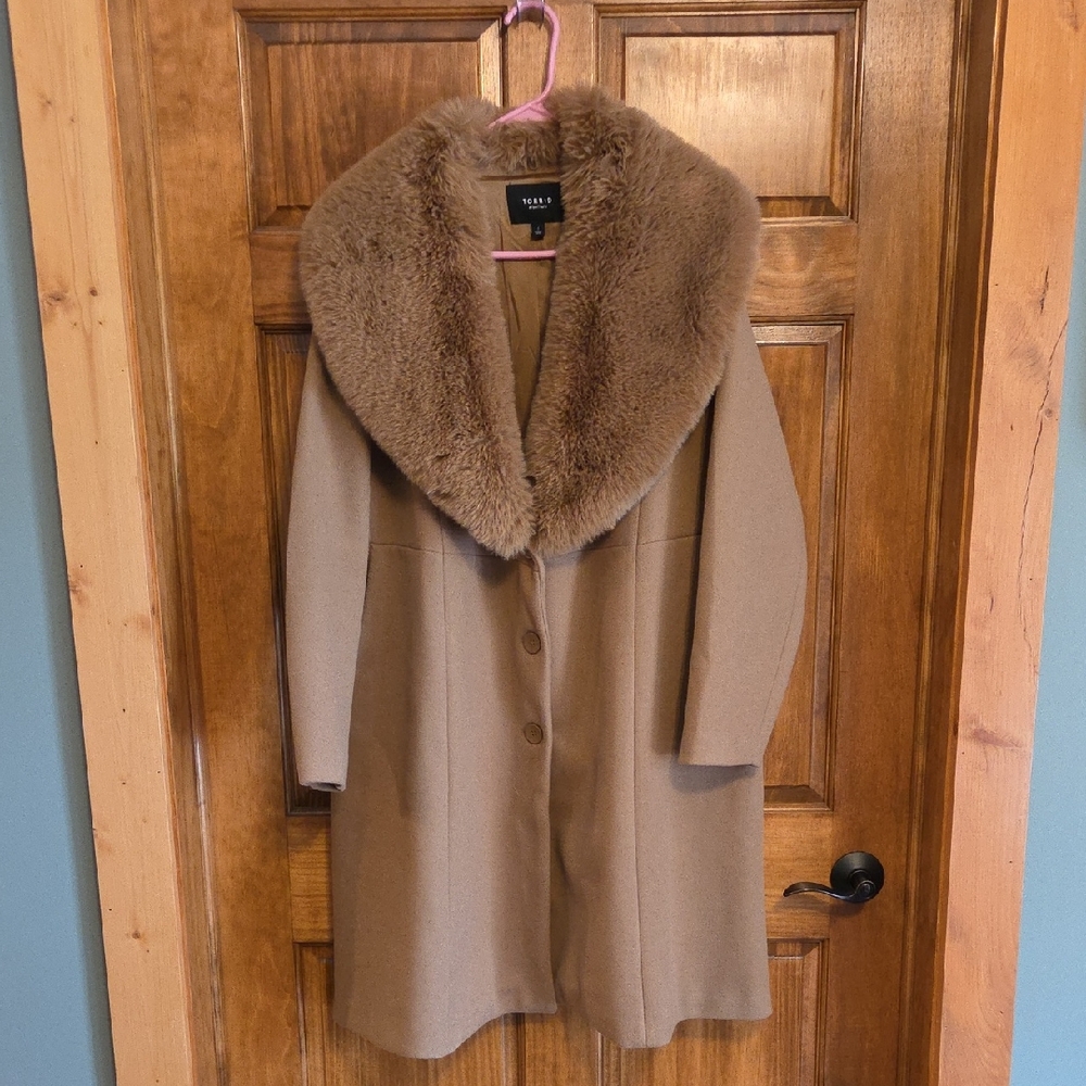 EUC Torrid Tan Coat with Brown Fur Collar Size 1